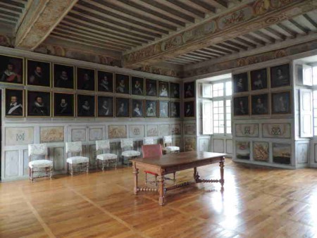 La salle est entièrement décorée par des portraits d'hommes de guerre.